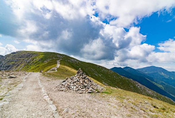 Πέτρα σωρούς με ορειβατικό μονοπάτι στα βουνά Τάτρα πολωνική - Φωτογραφία, εικόνα