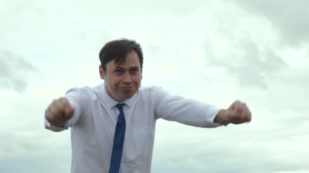 Geschäftsmann ist Superheld mit Krawatte in Eile, um zu helfen - Filmmaterial, Video