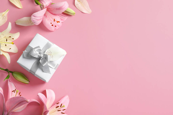 Flat lay composition with beautiful blooming lily flowers on color background - Fotoğraf, Görsel