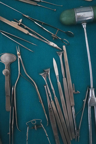 viejas herramientas de medicina en exhibición
 - Foto, imagen