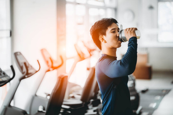 Fitness homem beber proteína agitar no ginásio.esporte, fitness, estilo de vida saudável e conceito de pessoas - Foto, Imagem
