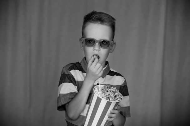 Home cinéma. Enfant mignon dans des lunettes de cinéma vintage. Concept de divertissement. Vintage Photographie noir et blanc
 - Photo, image