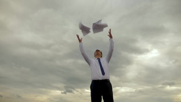 Бизнесмен бросает документы в небо
 - Кадры, видео