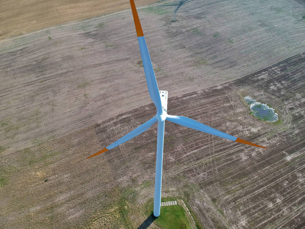 麦畑に風力発電タワーの空撮. - 写真・画像