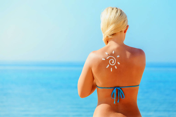 Femme avec crème solaire
 - Photo, image