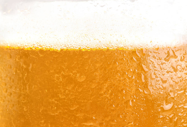 Стакан вкусного пива с пеной, крупным планом - Фото, изображение