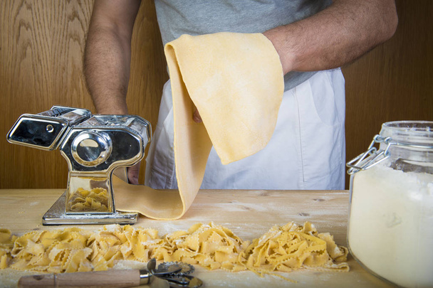 Making tuoretta muna-pastaa kotona luonnollisista ainesosista ja peruskoneesta
 - Valokuva, kuva