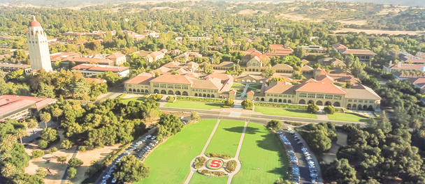 Panorama luchtfoto Stanford University, Californië bij zonsondergang - Foto, afbeelding