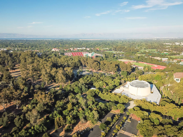 Luftaufnahme Stanford University, Kalifornien, USA bei Sonnenuntergang - Foto, Bild