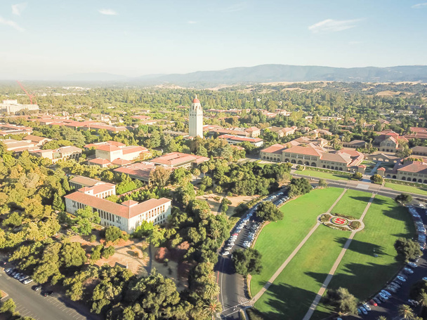 Widok z lotu ptaka Uniwersytetu Stanforda z wieży Hoover w Kalifornii, Usa o zachodzie słońca - Zdjęcie, obraz