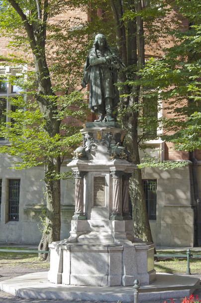 Le monument Nicolaus Copernicus dans le parc Planty à Cracovie
 - Photo, image