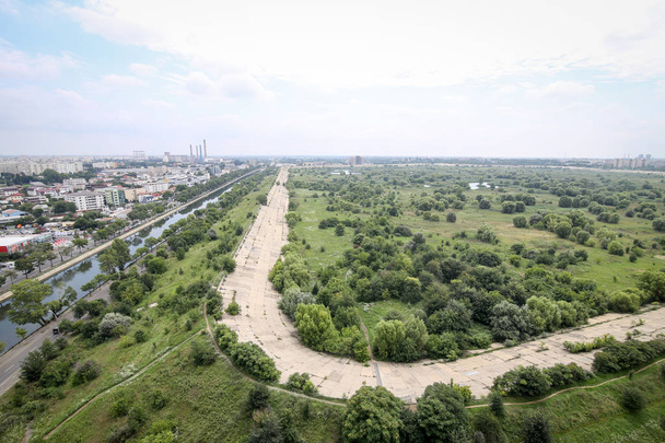 Blick von oben auf das Naturschutzgebiet von vacaresti, in Bukarest, Rumänien - Foto, Bild