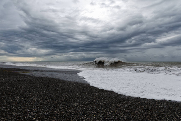 Viharos időjárás - szürke égbolt, nehéz, sötét felhők dühöngő tenger felett. - Fotó, kép