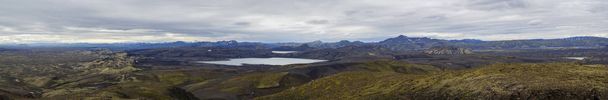 Värikäs laaja panoraama, panoraamanäkymä vulkaaniseen maisemaan Lakagigarissa, Laki tulivuoren kraatteriketju vihreillä jäkälät, sammal ja järvet Kambavatn ja Lambavatn, Islanti, tunnelmallinen taivas tausta
 - Valokuva, kuva
