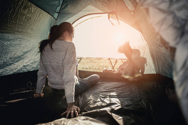Frauen liegen im Lager von tents.at. - Foto, Bild