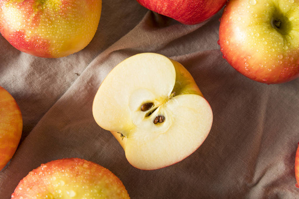 Raw Red Organic Honeycrisp Apples Ready to Eat - Foto, immagini