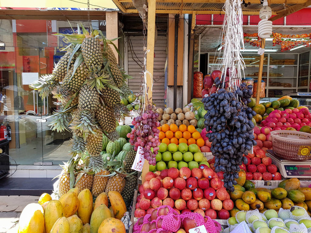 Zralé plody skládaný na místním trhu ovoce a zeleniny v Srí Lance - Fotografie, Obrázek