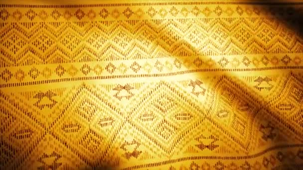 goldener Stoffhintergrund mit Ost-Muster. Orientalischer indischer Stoffhintergrund mit goldenem Blumenmuster - Filmmaterial, Video