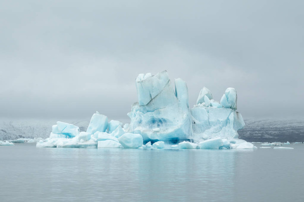 Icebergs in Jokulsarlon Glacier Lagoon that comes from Vatnajokull, Europes largest glacier - Фото, изображение