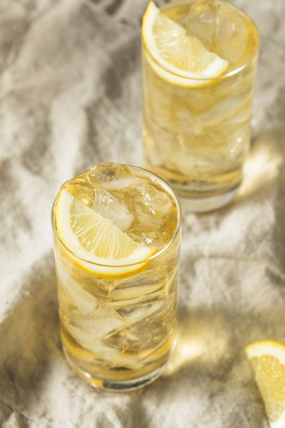 Homemade Seven and Seven Whiskey HIghball with Lemon - Foto, afbeelding