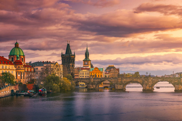 Prag Manzaralı Bahar Günbatımı Eski Şehir İskelesi mimarisi ve Çek Cumhuriyeti Prag, Vltava nehri üzerindeki Charles Köprüsü 'nün hava manzarası - Fotoğraf, Görsel