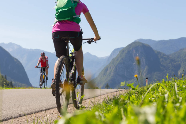 Etkin sportif kadın binicilik dağ bisikleti doğada. - Fotoğraf, Görsel