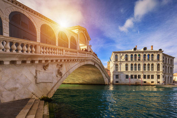 Мост Риальто в Венеции, Италия. Большой Венецианский канал. Архитектура и достопримечательности Венеции. Венецианская открытка с гондолами
 - Фото, изображение