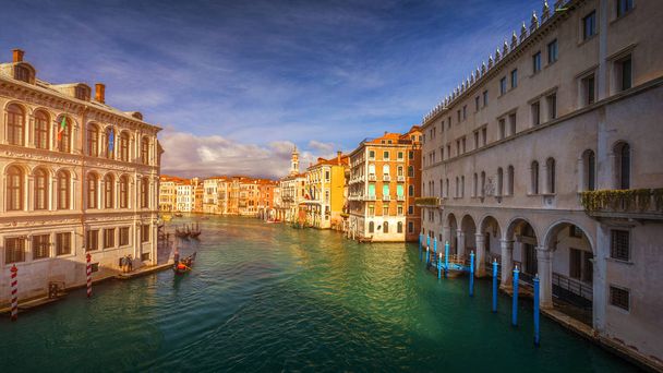 Most Rialto v Benátkách. Benátky Canal Grande. Architektura a památky Benátek. Benátky pohlednice s Benátky gondoly - Fotografie, Obrázek