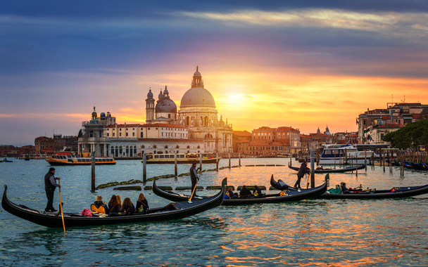Gran Canal con góndolas en Venecia, Italia. Vista al atardecer del Gran Canal de Venecia. Arquitectura y monumentos de Venecia. Postal de Venecia - Foto, imagen