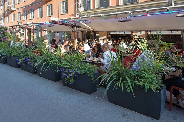 СТОКГОЛЬМ, ШВЕДЕН - 10 июля 2018 года: Толпа в ресторане на улице Рорстрандсгатан 10 июля 2018 года в Стокгольме, Швеция
. - Фото, изображение