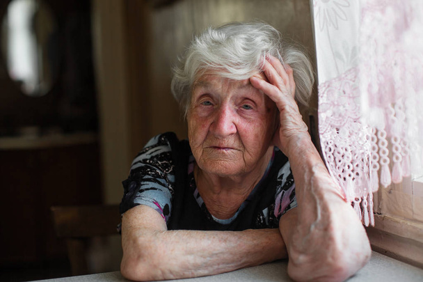 Portrait of an elderly woman at his home. - Valokuva, kuva