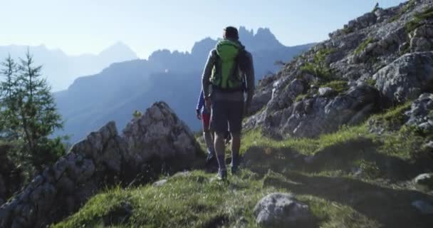 Czterech przyjaciół spaceru wzdłuż pieszej szlak ścieżka. Grupa przyjaciół ludzi letnia przygoda podróż w góry na zewnątrz natura. Podróże, poznawanie Alpy, Dolomity, Włochy. 4k powolny ruch wideo 60p - Materiał filmowy, wideo