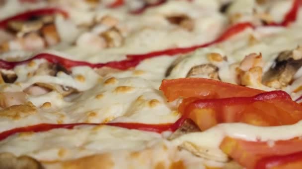 ピザの背景、チーズをクローズ アップ。フレーム。マクロな視野に新鮮なピザ。モッツァレラチーズ、ハム、半分チェリー トマト、ケッパー、スパイス、新鮮なバジルのピッツァ。イタリアのピザ。ホームメイドの食品。コンセプト、 - 映像、動画