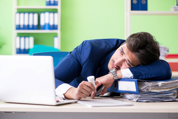 Podnikatel nešťastný z nadměrné práce sedí v kanceláři  - Fotografie, Obrázek