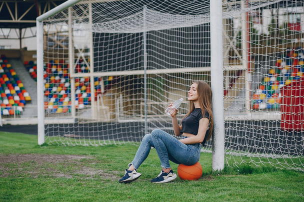 Girl with a ball - Foto, afbeelding