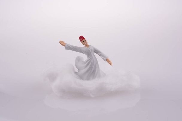 Sufi Dervi en la nube sobre fondo blanco
 - Foto, imagen