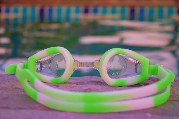 Potápěčské brýle na palubě bazén šedé kamenné pozadí. - Fotografie, Obrázek