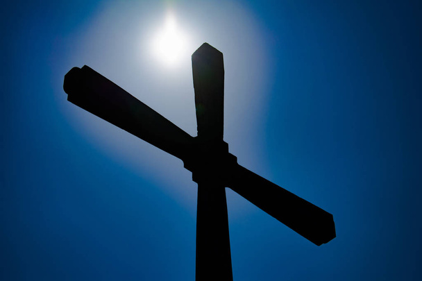 Croce ortodossa contro il cielo blu
 - Foto, immagini