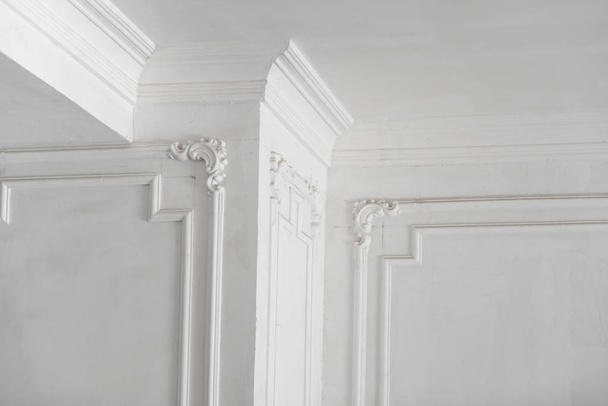 unfinished plaster molding on the ceiling and columns. decorative gypsum finish. plasterboard and painting works - Photo, Image
