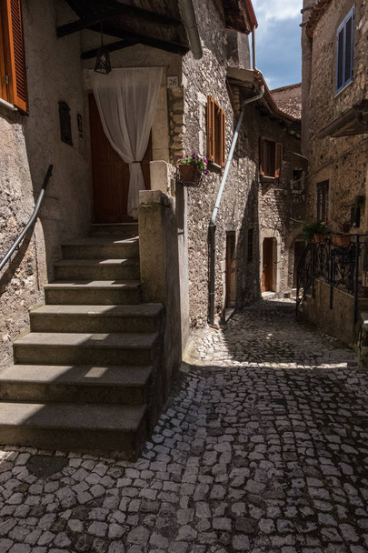 Eski bir taş şehir bir evde bir giriş merdivende. - Fotoğraf, Görsel
