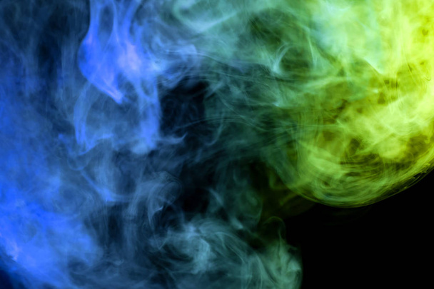 Wolk van blauwe, groene rook op een zwarte achtergrond geïsoleerd. Achtergrond van de rook van vap - Foto, afbeelding
