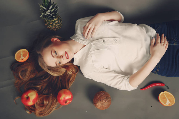 girl with fruit - Foto, afbeelding