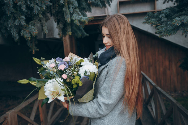 girl with a bouquet - Fotó, kép