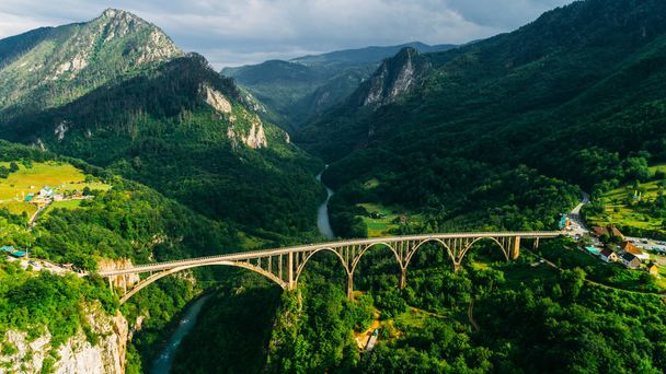 Αεροφωτογραφία της γέφυρας τόξο Durdevica Tara στα βουνά, μία από τις υψηλότερες αυτοκινητική γέφυρες της Ευρώπης. - Φωτογραφία, εικόνα