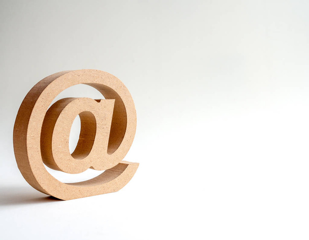 Dřevěná e-mailové adresy symbol, ikona arroba izolovaných na bílém pozadí s kopie prostoru. E-mailové marketingové online internet koncept. - Fotografie, Obrázek
