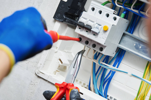 Elektriker montiert Schaltschrank - Foto, Bild