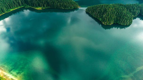 Vue aérienne du lac bleu et des forêts vertes par une journée ensoleillée d'été au lac Noir, Monténégro
 - Photo, image