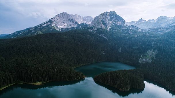 山の中の美しい湖空撮。黒湖、モンテネグロ. - 写真・画像