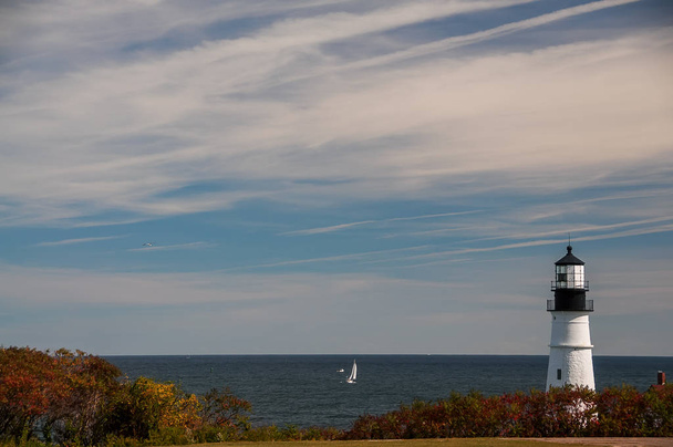 Coast of the Atlantic Ocean. Lighthouse on the shore. Maine. Portland. - Φωτογραφία, εικόνα