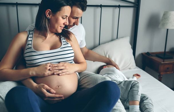Έγκυος με τον άντρα που ψάχνει ο γιος - Φωτογραφία, εικόνα